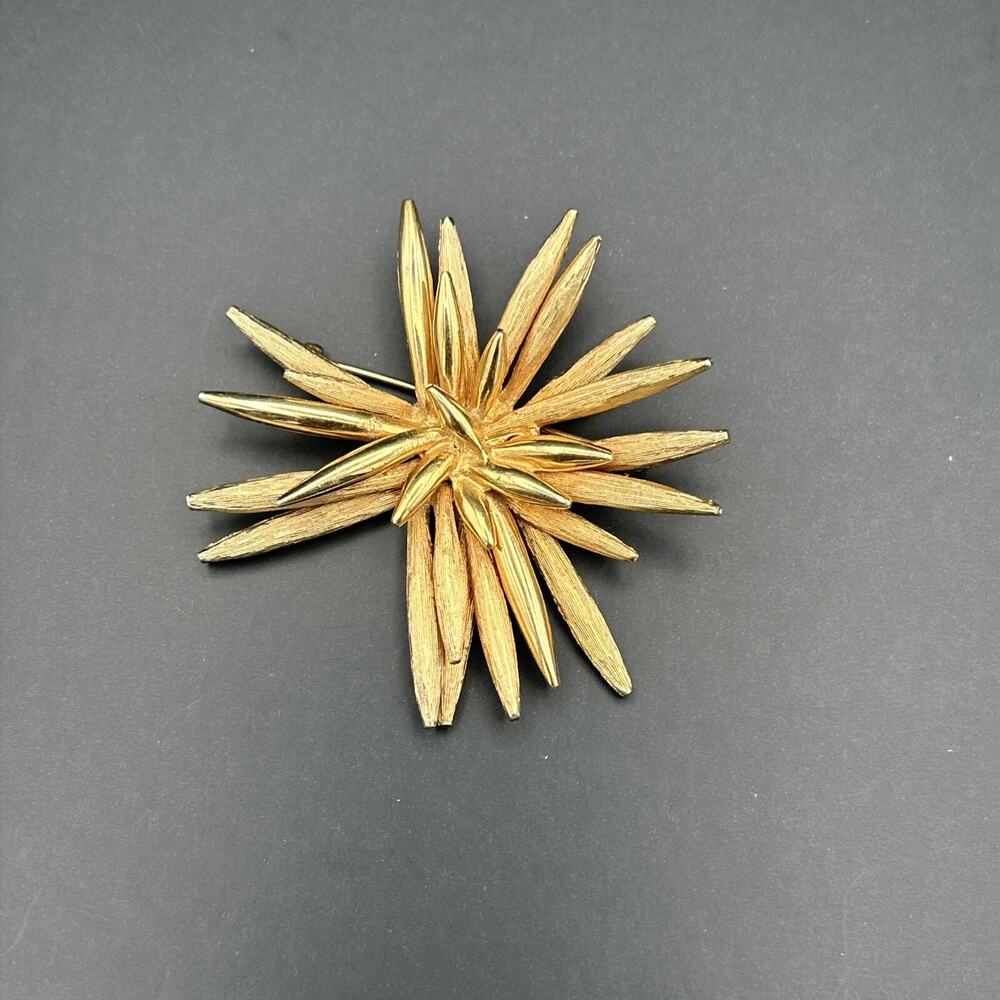 Vintage 50s Signed BOUCHER Goldtone Polished STARBUST Shape Pin Brooch #3105